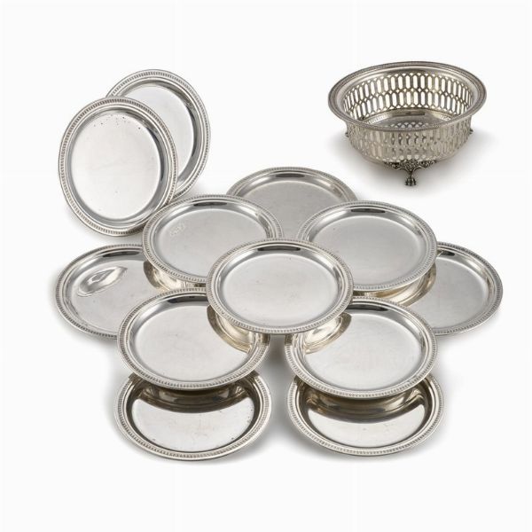 DODICI PIATTINI DA PANE ED UN SOTTOBOTTIGLIA, SECOLO XX  - Asta ASTA A TEMPO | ARGENTI ITALIANI ED EUROPEI - Associazione Nazionale - Case d'Asta italiane