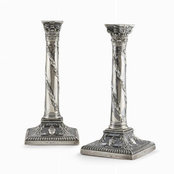 COPPIA DI CANDELIERI, LONDRA, 1896, ARGENTIERE THOMAS BRADBURY & SONS  - Asta ASTA A TEMPO | ARGENTI ITALIANI ED EUROPEI - Associazione Nazionale - Case d'Asta italiane