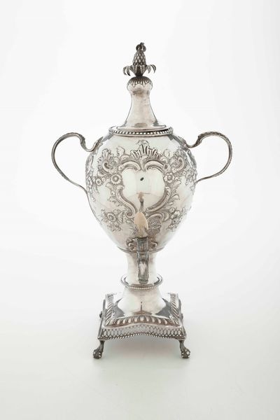 Samovar in argento fuso, sbalzato e cesellato. Inghilterra, marchio per la citt di Londra per l'anno 1763-63. Probabilmente orafo Henry Miller  - Asta Argenti da collezione | Antichi - Associazione Nazionale - Case d'Asta italiane