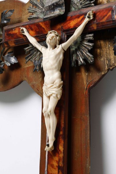 Importante crocifisso entro teca in legno intagliato e dorato. Palermo 1765. Marchi del Console Gaspare Leone e dellargentiere G.R. (non identificato)  - Asta Argenti da collezione | Antichi - Associazione Nazionale - Case d'Asta italiane