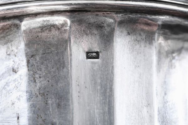 Caffettiera. Torino XVIII secolo. Marchio dell'assaggiatore parziale, probabilmente Carlo Micha (1739-1783). Marchio dell'argentiere consunto di difficile lettura  - Asta Argenti da collezione | Antichi - Associazione Nazionale - Case d'Asta italiane