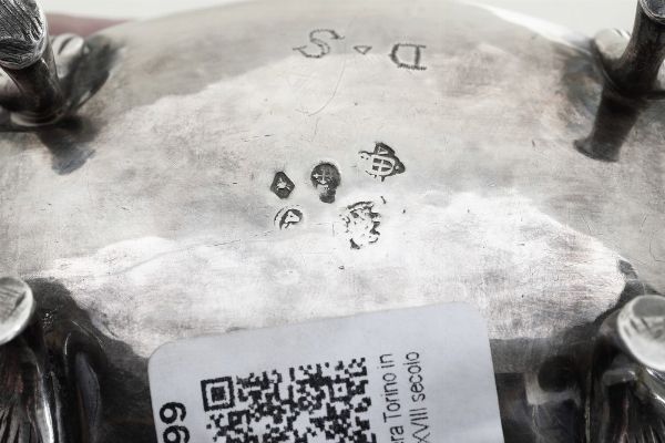 Zuccheriera. Torino, seconda met del XVIII secolo. Assaggiattore e contrassaggiatore Giuseppe Vernoni (1778-1824). Marchio dell'argentiere consunto di difficile lettura (Giovanni Fino?) e marchi di ricontrollo in uso dal 1824 al 1872  - Asta Argenti da collezione | Antichi - Associazione Nazionale - Case d'Asta italiane