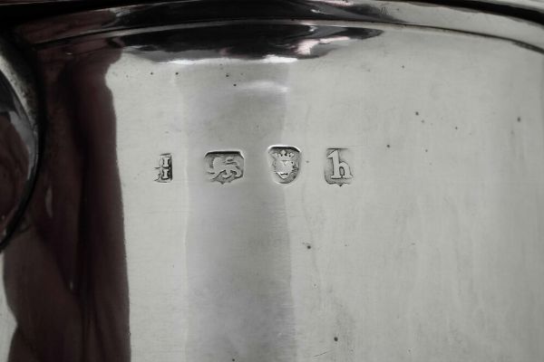 Tankard. Londra 1783. Marchio dell'argentiere parziale di difficile lettura (James Sutton & James Bult?)  - Asta Argenti da collezione | Antichi - Associazione Nazionale - Case d'Asta italiane