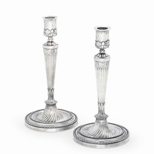 Coppia di candelieri. Marchi di John Wakelin & William Taylor, Londra 1784  - Asta Argenti da collezione | Antichi - Associazione Nazionale - Case d'Asta italiane