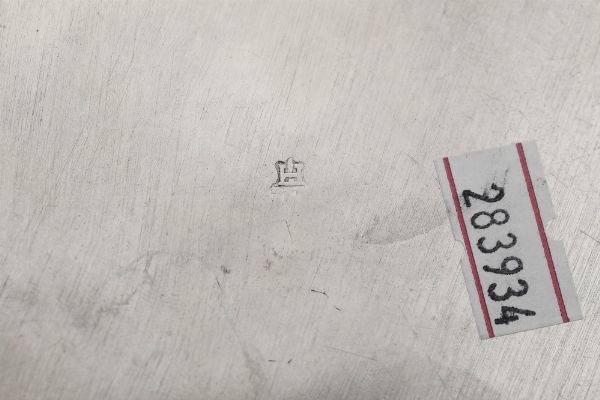 Piatto. Genova XVIII secolo. Marchio della Torretta con datario (consunto di difficile lettura). Del lotto fanno parte due piatti simili in argento, Italia XIX-XX secolo. Uno Milano, bottega di Luigi Enin  - Asta Argenti da collezione | Antichi - Associazione Nazionale - Case d'Asta italiane