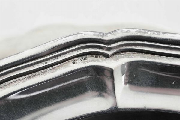 Piatto. Genova XVIII secolo. Marchio della Torretta con datario (consunto di difficile lettura). Del lotto fanno parte due piatti simili in argento, Italia XIX-XX secolo. Uno Milano, bottega di Luigi Enin  - Asta Argenti da collezione | Antichi - Associazione Nazionale - Case d'Asta italiane