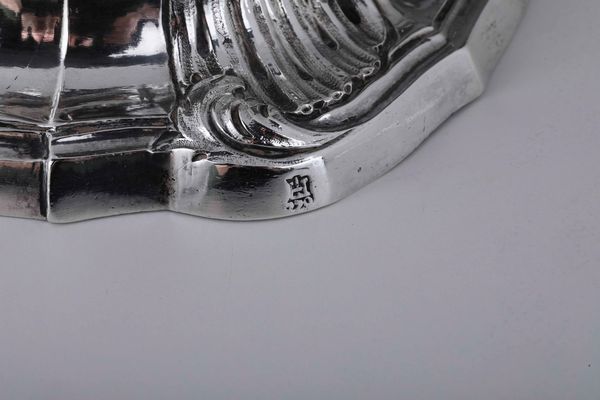 Coppia di candelieri in argento fuso sbalzato e cesellato. Genova, marchio della Torretta per lanno 1770  - Asta Argenti da collezione | Antichi - Associazione Nazionale - Case d'Asta italiane