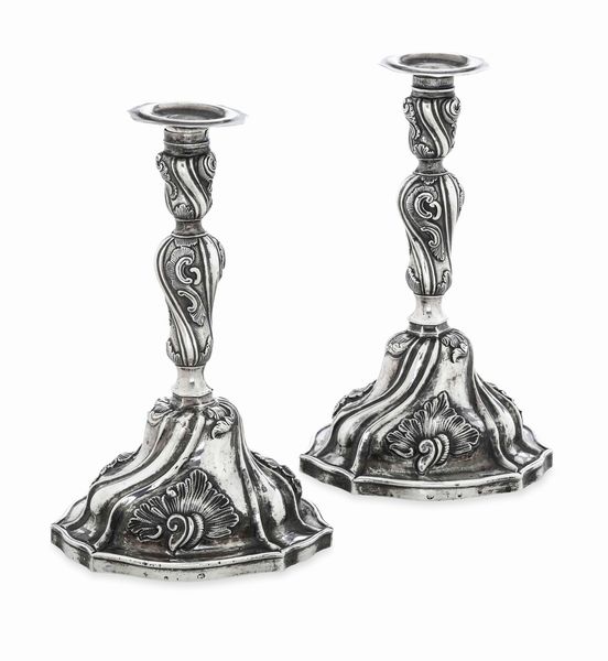 Coppia di candelieri. Genova, probabile XIX secolo. Marchio con croce mauriziana e delfino in uso dal 1824 al 1872.  - Asta Argenti da collezione | Antichi - Associazione Nazionale - Case d'Asta italiane