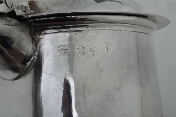 Tankard. Marchio della citt di Londra per l'anno 1716 e marchio dell'argentiere (consunto di difficile lettura)  - Asta Argenti da collezione | Antichi - Associazione Nazionale - Case d'Asta italiane
