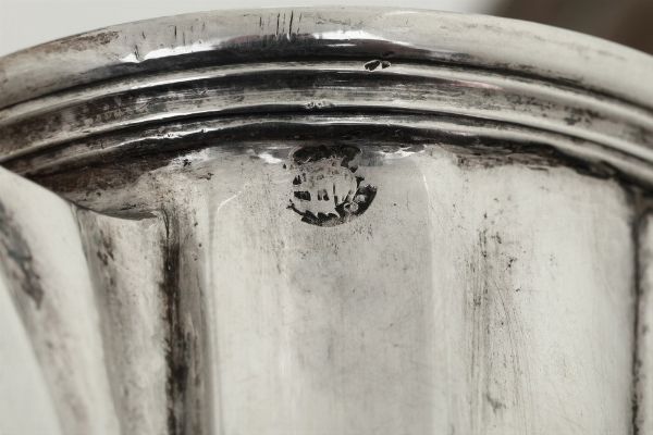 Caffettiera. Verona, seconda met del XVIII secolo. Marchio dell'argentiere C B V entro foglia stilizzata (documentato ma non identificato)  - Asta Argenti da collezione | Antichi - Associazione Nazionale - Case d'Asta italiane