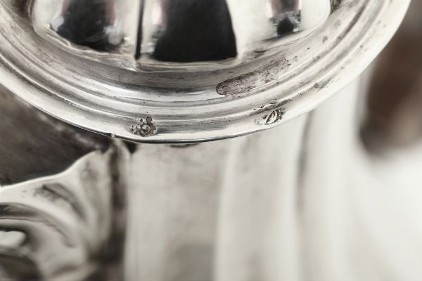 Caffettiera. Verona, seconda met del XVIII secolo. Marchio dell'argentiere C B V entro foglia stilizzata (documentato ma non identificato)  - Asta Argenti da collezione | Antichi - Associazione Nazionale - Case d'Asta italiane