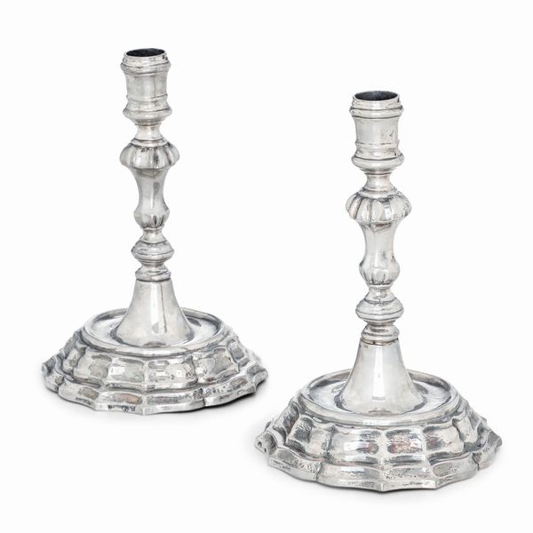 Coppia di candelieri. Stato Pontificio, seconda met del XVIII secolo. Marchio dell'argentiere consunto di difficile lettura  - Asta Argenti da collezione | Antichi - Associazione Nazionale - Case d'Asta italiane