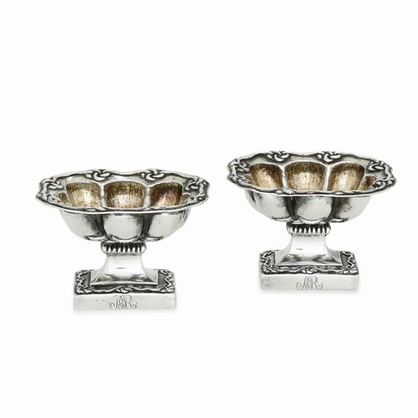 Coppia di saliere. Napoli, secondo quarto del XIX secolo. Assaggiatore Paulo de Blasio (dal 1832 al 1835). Marchio dell'argentiere P S (non identificato)  - Asta Argenti da collezione | Antichi - Associazione Nazionale - Case d'Asta italiane