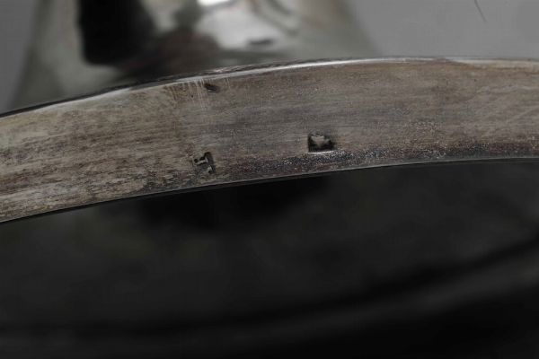 Coppia di candelabri. Napoli, XIX secolo. Marchio del console Paulo de Blasio in uso dal 1832 al 1835 e macrhio dell'argentiere DAR (non identificato)  - Asta Argenti da collezione | Antichi - Associazione Nazionale - Case d'Asta italiane