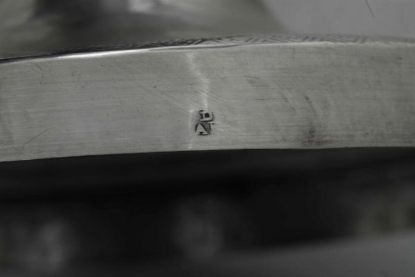 Coppia di candelabri. Napoli, XIX secolo. Marchio del console Paulo de Blasio in uso dal 1832 al 1835 e macrhio dell'argentiere DAR (non identificato)  - Asta Argenti da collezione | Antichi - Associazione Nazionale - Case d'Asta italiane