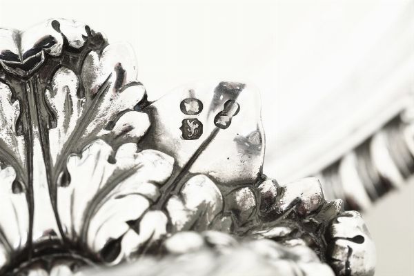 Importante coppia di legumiere. Londra, 1815. Argentiere Paul Storr (una presa del coperchio di epoca posteriore 1840-1850 ca.)  - Asta Argenti da collezione | Antichi - Associazione Nazionale - Case d'Asta italiane