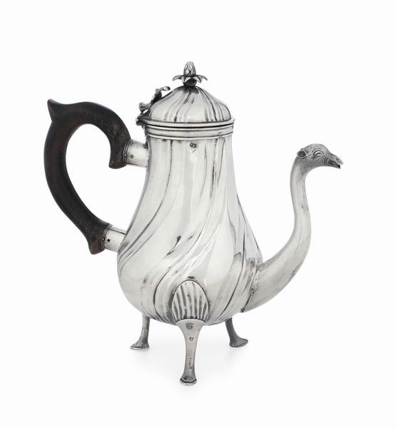 Caffettiera. Argenteria italiana del XVIII secolo. Marchio dell'argentiere consunto di difficile lettura.  - Asta Argenti da collezione | Antichi - Associazione Nazionale - Case d'Asta italiane