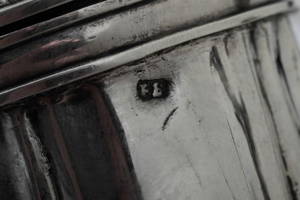 Caffettiera. Argenteria italiana del XVIII secolo. Marchio dell'argentiere consunto di difficile lettura.  - Asta Argenti da collezione | Antichi - Associazione Nazionale - Case d'Asta italiane