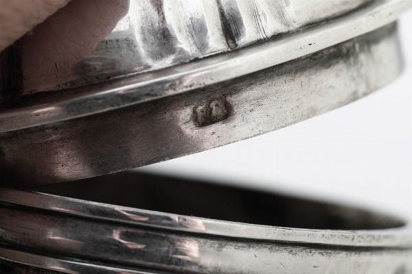 Caffettiera. Argenteria italiana del XVIII secolo. Marchio dell'argentiere consunto di difficile lettura.  - Asta Argenti da collezione | Antichi - Associazione Nazionale - Case d'Asta italiane