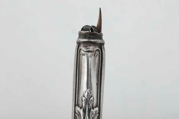 Calamaio con orologio. Birmingham 1913. Marchio dell'argentiere consunto (porta pennino non pertinente Italia XX secolo)  - Asta Argenti da collezione | Antichi - Associazione Nazionale - Case d'Asta italiane