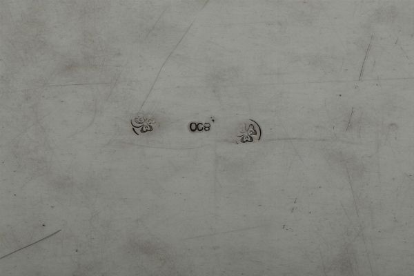 Vassoio biansato. Argenteria artistica milanese del XX secolo. Argentiere Genazzi  - Asta Argenti da collezione | Antichi - Associazione Nazionale - Case d'Asta italiane