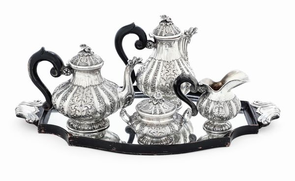 Servizio da t-caff e vassoio a specchio. Argenteria artistica milanese, marchio con Fascio Littorio in uso dal 1935 al 1945. Argentiere Achille Proserpio  - Asta Argenti da collezione | Antichi - Associazione Nazionale - Case d'Asta italiane