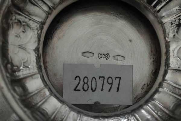 Servizio da t-caff e vassoio a specchio. Argenteria artistica milanese, marchio con Fascio Littorio in uso dal 1935 al 1945. Argentiere Achille Proserpio  - Asta Argenti da collezione | Antichi - Associazione Nazionale - Case d'Asta italiane