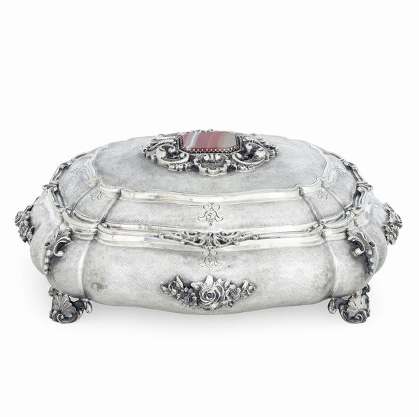 Scatola portagioie in argento fuso, sagomato e cesellato. Argenteria italiana del XX secolo  - Asta Argenti da collezione | Antichi - Associazione Nazionale - Case d'Asta italiane