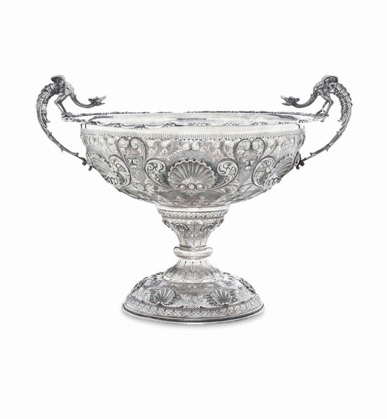 Grande coppa centrotavola. Argenteria artistica siciliana del XX secolo. Argentiere Vincenzo D'Aquila, Palermo  - Asta Argenti da collezione | Antichi - Associazione Nazionale - Case d'Asta italiane