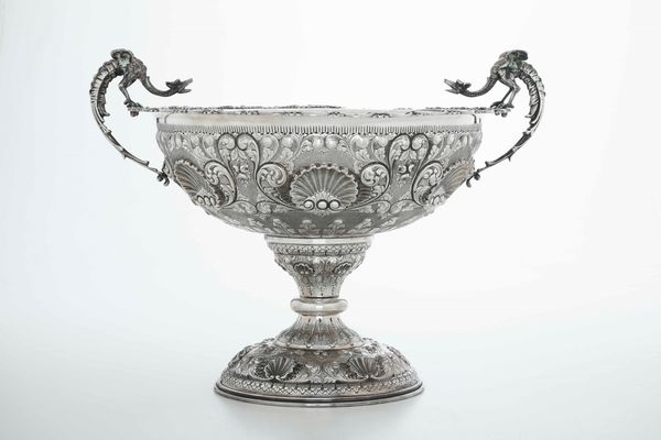 Grande coppa centrotavola. Argenteria artistica siciliana del XX secolo. Argentiere Vincenzo D'Aquila, Palermo  - Asta Argenti da collezione | Antichi - Associazione Nazionale - Case d'Asta italiane