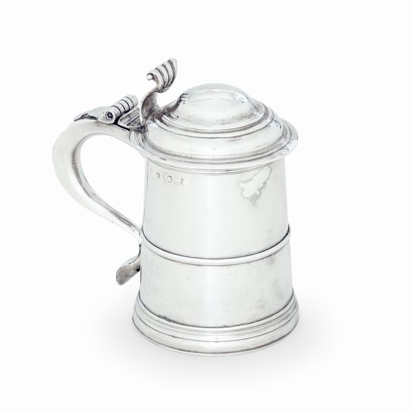 Tankard. Argento fuso e sbalzato. Londra 1724. Marchio dellargentiere consunto di difficile lettura  - Asta Argenti da collezione | Antichi - Associazione Nazionale - Case d'Asta italiane