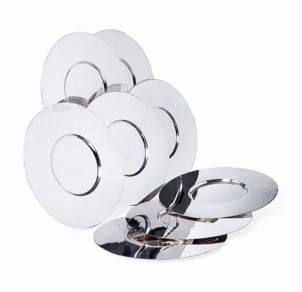 Set di otto sottopiatti. Argenteria milanese del XX-XXI secolo. Argentiere Fabbrica Argenteria Artistiche  - Asta Argenti da collezione | Antichi - Associazione Nazionale - Case d'Asta italiane