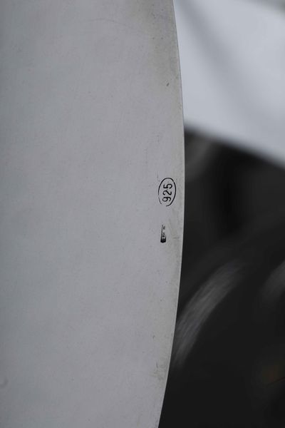 Set di otto sottopiatti. Argenteria milanese del XX-XXI secolo. Argentiere Fabbrica Argenteria Artistiche  - Asta Argenti da collezione | Antichi - Associazione Nazionale - Case d'Asta italiane