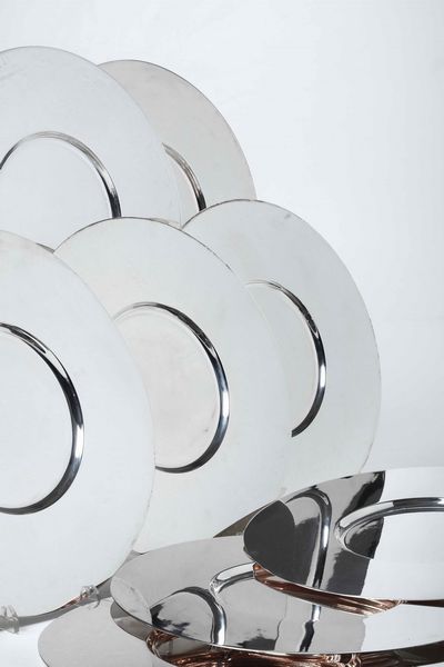 Set di otto sottopiatti. Argenteria milanese del XX-XXI secolo. Argentiere Fabbrica Argenteria Artistiche  - Asta Argenti da collezione | Antichi - Associazione Nazionale - Case d'Asta italiane