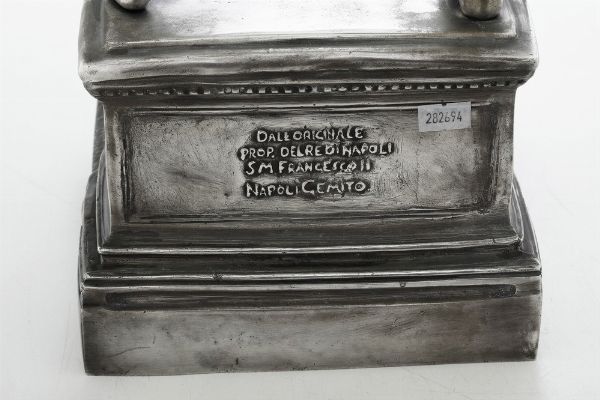 Acquaiolo con pantaloncino. Napoli, XX secolo. Firma incisa Gemito, marchio della Fonderia Gemito Napoli incusso e scritta da Dall'originale prop. del Re di Napoli SM Francesco II Napoli Gemito  - Asta Argenti da collezione | Antichi - Associazione Nazionale - Case d'Asta italiane