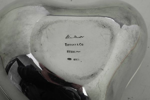 Scatola a cuore. Designer Elsa Peretti per Tiffany & Co.  Italia, ultimo quarto del XX secolo, argentiere Pampaloni, Firenze.  - Asta Argenti da collezione | Antichi - Associazione Nazionale - Case d'Asta italiane