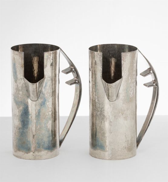 Due caraffe. Designer Carlo Scarpa per Cleto Munari. Produttore Rossi e Arcandi, Vicenza.<BR>Italia 1978 circa  - Asta Argenti da collezione | Antichi - Associazione Nazionale - Case d'Asta italiane
