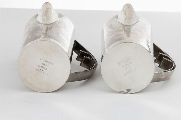 Due caraffe. Designer Carlo Scarpa per Cleto Munari. Produttore Rossi e Arcandi, Vicenza.<BR>Italia 1978 circa  - Asta Argenti da collezione | Antichi - Associazione Nazionale - Case d'Asta italiane
