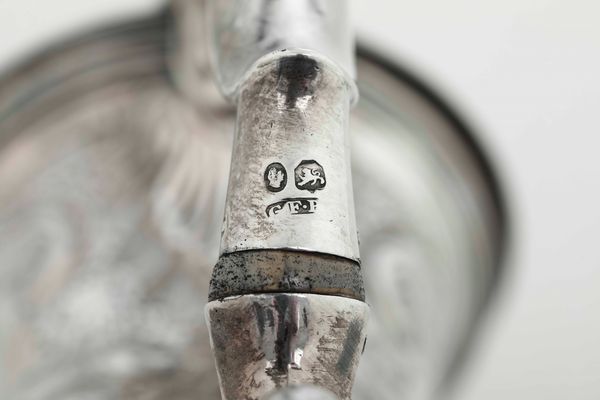 Caffettiera. Inghilterra, secondo quarto del XIX secolo (Londra?). Argentiere George Frederick Pinnel (punzonatura parziale)  - Asta Argenti da collezione | Antichi - Associazione Nazionale - Case d'Asta italiane