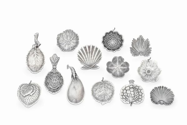 Tredici segnaposto a motivi naturalistici. Argenteria italiana del XX e XXI secolo. Argentiere Clementi, Bologna per Maison Gianmaria Buccellati  - Asta Argenti da collezione | Antichi - Associazione Nazionale - Case d'Asta italiane