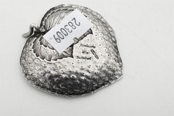 Tredici segnaposto a motivi naturalistici. Argenteria italiana del XX e XXI secolo. Argentiere Clementi, Bologna per Maison Gianmaria Buccellati  - Asta Argenti da collezione | Antichi - Associazione Nazionale - Case d'Asta italiane