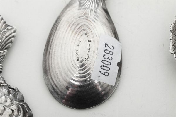 Tredici segnaposto a motivi naturalistici. Argenteria italiana del XX e XXI secolo. Argentiere Clementi, Bologna per Maison Gianmaria Buccellati  - Asta Argenti da collezione | Antichi - Associazione Nazionale - Case d'Asta italiane