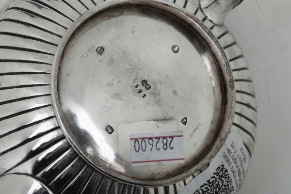 Teiera. Londra 1889. Argentiere Chawner & Co - George William Adams -  - Asta Argenti da collezione | Antichi - Associazione Nazionale - Case d'Asta italiane