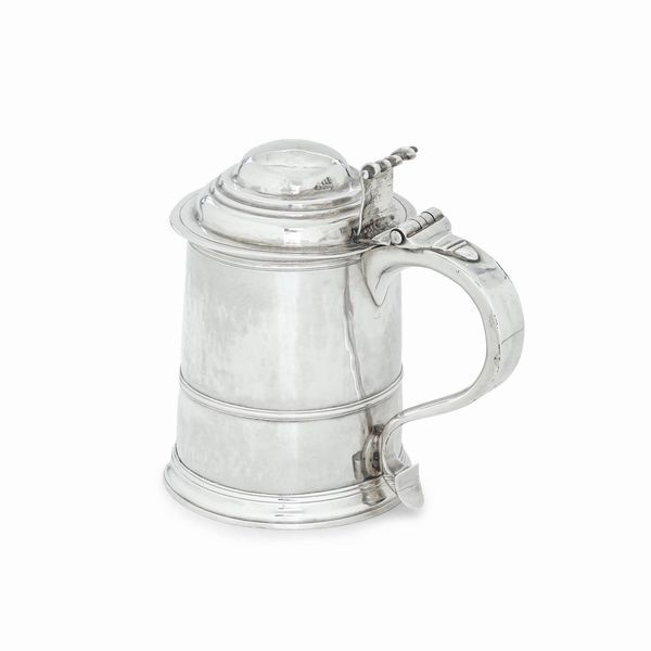 Tankard. Argento fuso e sbalzato. Londra 1725. Argentiere WA con coppa biansata (non identificato)  - Asta Argenti da collezione | Antichi - Associazione Nazionale - Case d'Asta italiane
