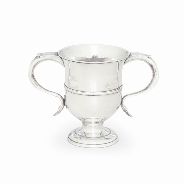 Coppa biansata. Argento fuso e sbalzato. Londra 1759. Marchio dellargentiere parziale di difficile lettura, possibile William Shaw & William Priest  - Asta Argenti da collezione | Antichi - Associazione Nazionale - Case d'Asta italiane