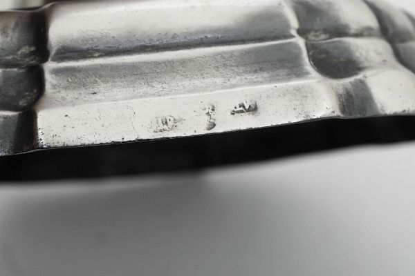 Coppia di candelieri. Germania, seconda met del XVIII secolo. Marchi dell'argentiere MT entro rettangolo e marchio camerale consunto di difficile lettura  - Asta Argenti da collezione | Antichi - Associazione Nazionale - Case d'Asta italiane