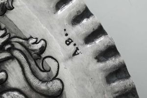 Piatto da parata. Manifattura europea (Spagna?), XVIII secolo  - Asta Argenti da collezione | Antichi - Associazione Nazionale - Case d'Asta italiane