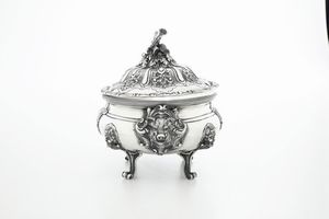 Importante zuppiera. Torino, seconda met del XVIII secolo. Assaggiatore Carlo Mica (1759-1787), contrassaggiatore Giovan Battista Carron (1753-1778)  - Asta Argenti da collezione | Antichi - Associazione Nazionale - Case d'Asta italiane