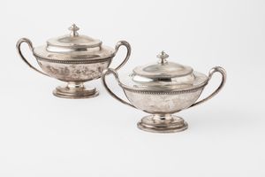 Coppia di zuppiere. Argento fuso e sagomato. Una con bollo della citt di Londra per l'anno 1779 e una per l'anno 1778. Argentieri John Wakelin & Wm. Taylor  - Asta Argenti da collezione | Antichi - Associazione Nazionale - Case d'Asta italiane