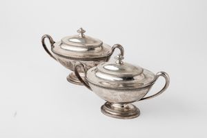 Coppia di zuppiere. Argento fuso e sagomato. Una con bollo della citt di Londra per l'anno 1779 e una per l'anno 1778. Argentieri John Wakelin & Wm. Taylor  - Asta Argenti da collezione | Antichi - Associazione Nazionale - Case d'Asta italiane